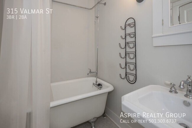 Building Photo - Adorable, Updated Bungalow in Stifft Stati...