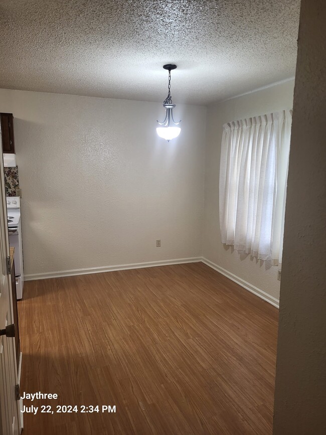 Dining area - 1517 E Beverly Dr