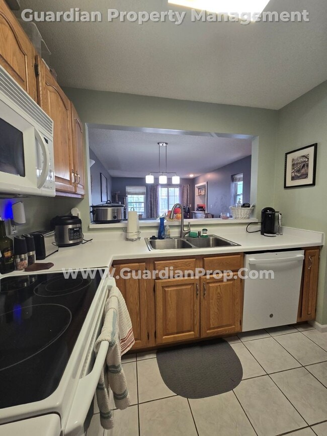 Building Photo - Plymouth Town Home (Wayzata Schools), Larg...