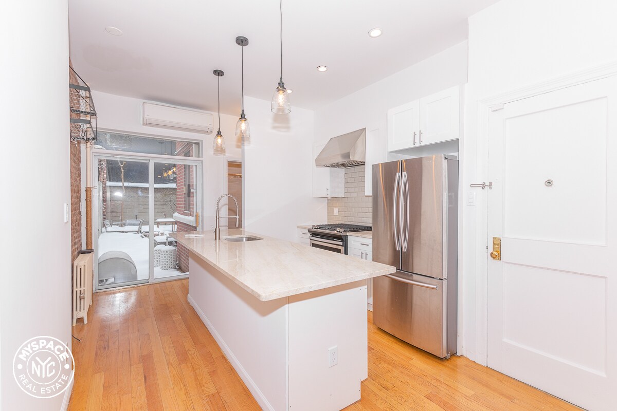 Primary Photo - 411 Manhattan Ave