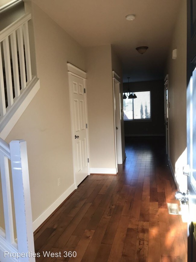 Building Photo - 4 br, 2.5 bath House - 5722 NE 48th St.
