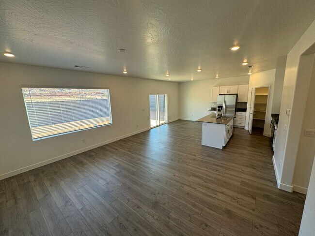 Building Photo - Home in Long Valley!