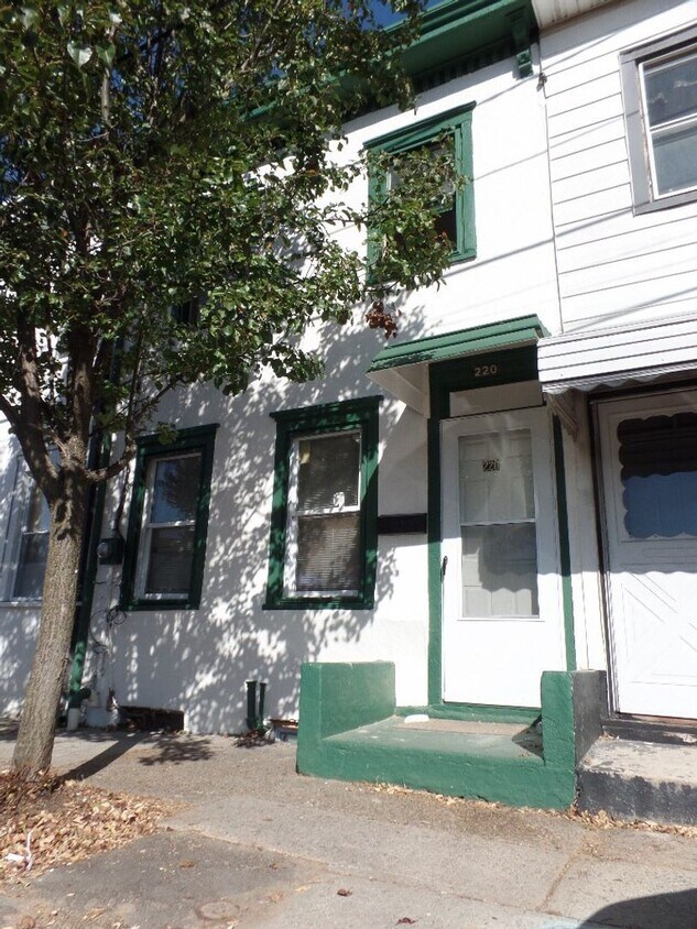 Primary Photo - 2 Bedroom House w/ washer and dryer hook up