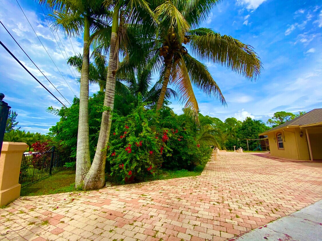 Primary Photo - 8698 Banyan Blvd