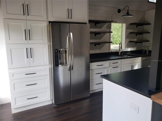 Building Photo - 205 Fairway Dr.