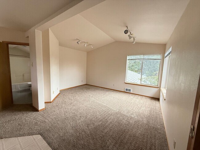 Building Photo - Spacious Studio Unit Located on Quiet NE B...