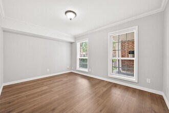 Building Photo - 359 N Post Oak Ln