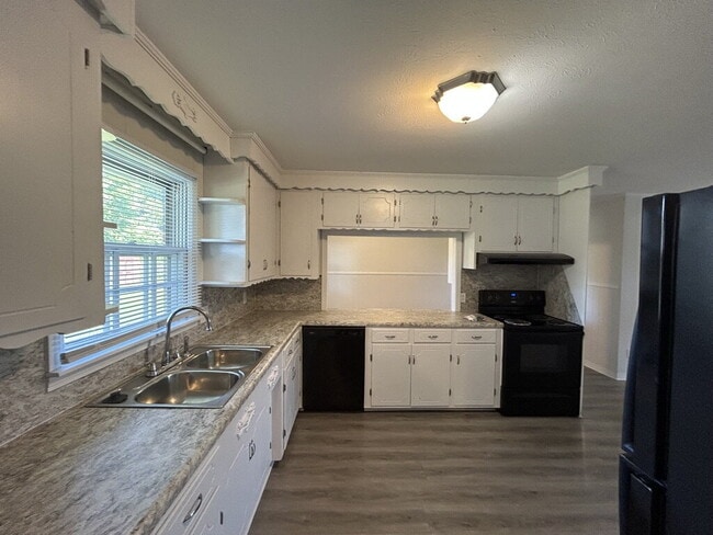 Building Photo - 3-Bedroom 2-Bathroom Home with 2 car garage  in Prime Cookeville Location!