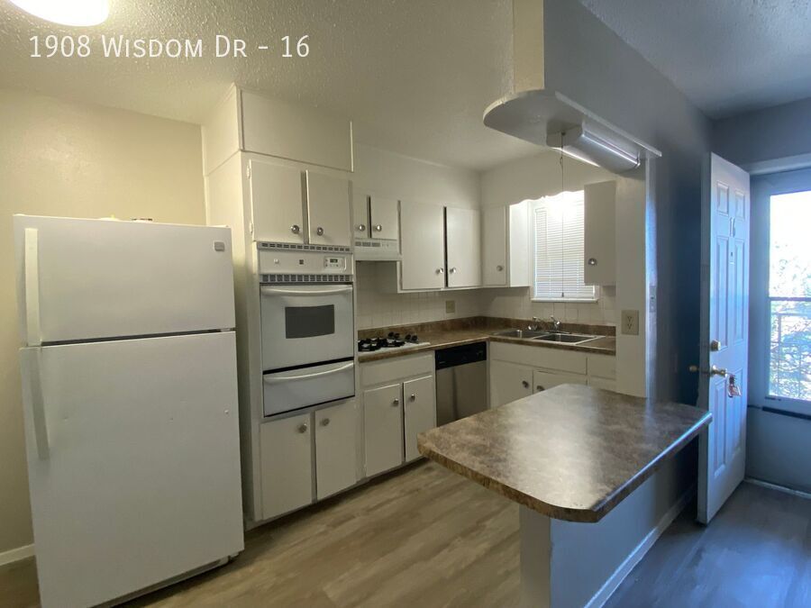 Foto principal - 1 bed 1 bath available!