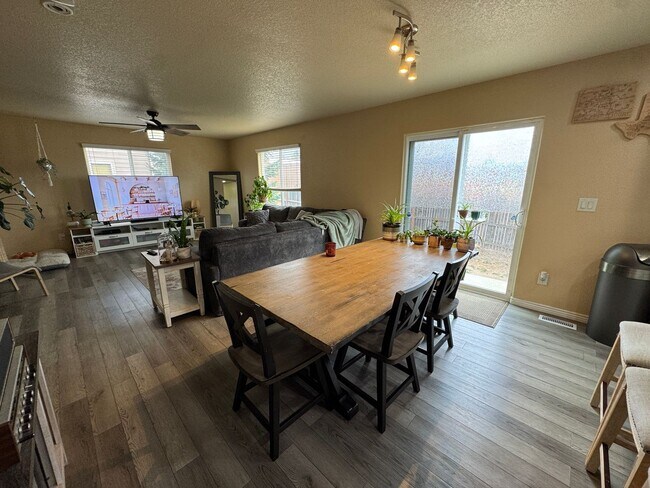 Foto del edificio - Modern 3BR/3BA Two-Story Home with Open Layout, Stainless Steel Kitchen & Low-Maintenance Living
