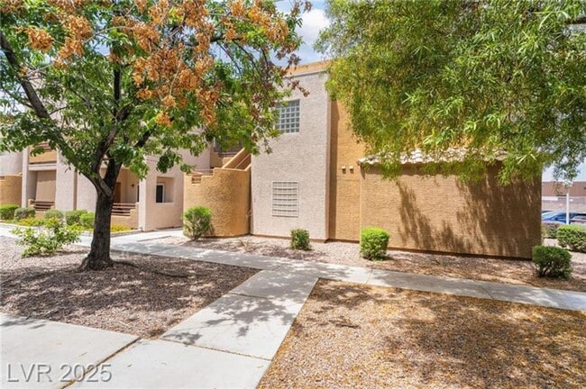 Foto del edificio - INVITING 2 BEDROOM TOP FLOOR CONDO IN A CE...