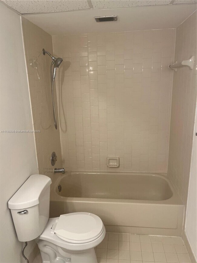 Foto del edificio - 8290 Lake Dr