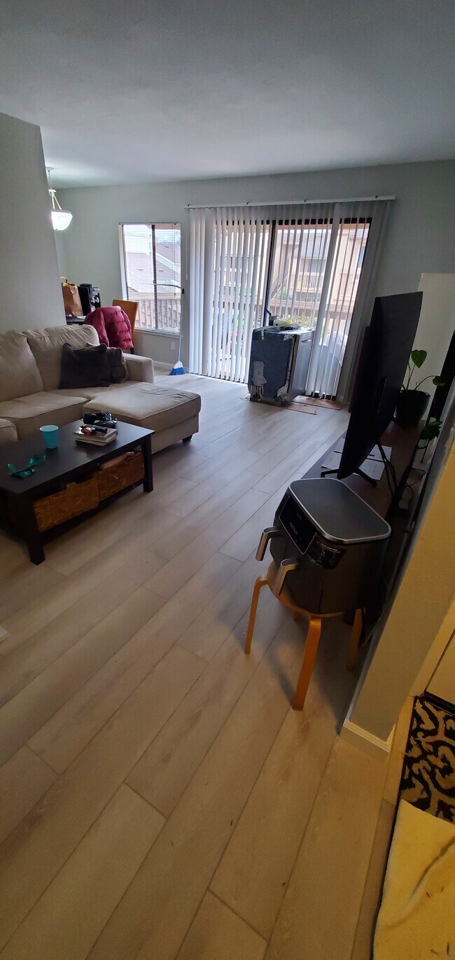 Living room - 300 Glenwood Cir