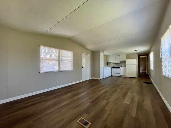 Foto del edificio - 2 Bed 2 Bath Thonotosassa! New paint throu...