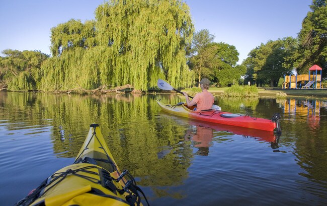 Building Photo - 2245 Riverside Dr NE