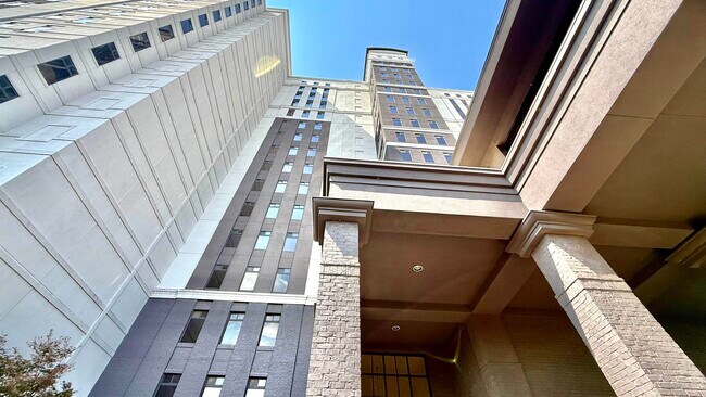 Building Photo - 717 Riverside Dr