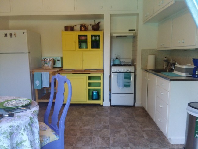 Full kitchen complete with amenities. - 155 Jefferson St