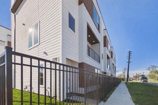 Foto del edificio - 2417 Harrington St