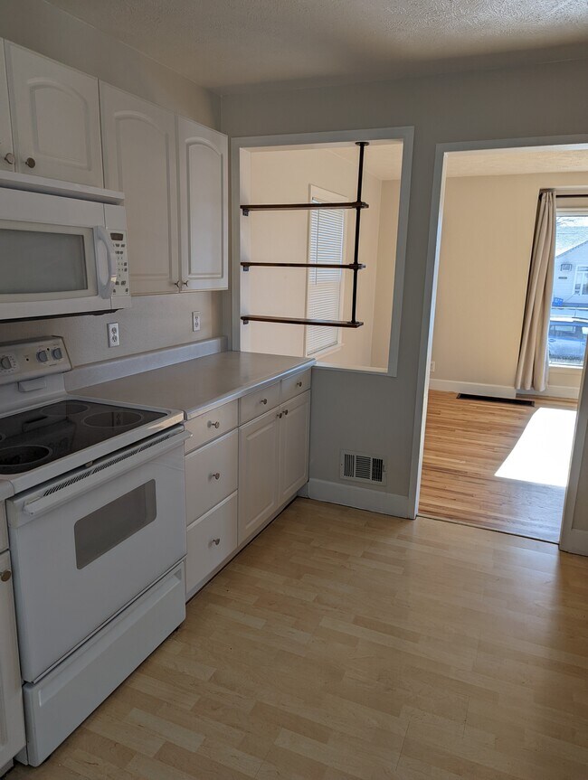 kitchen - 1507 E Rockwell Ave