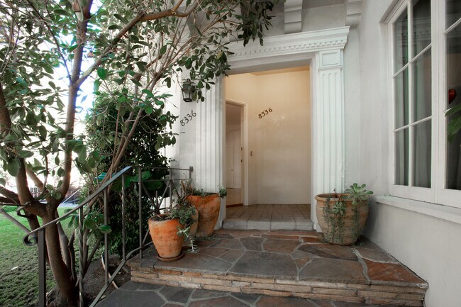 Entry - 8336 De Longpre Ave
