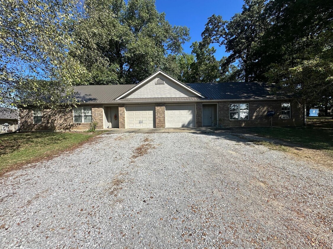 Foto principal - 95/105 Boone Crossing Drive