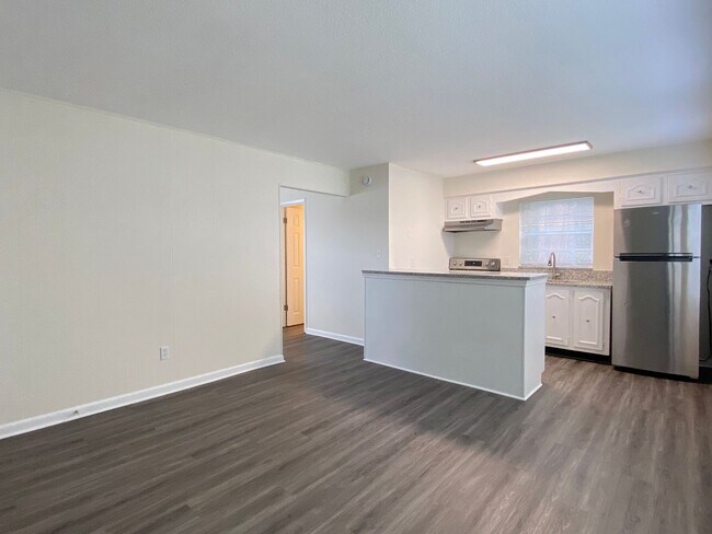 Foto del edificio - Updated One Bedroom, One Bath Apartment - ...