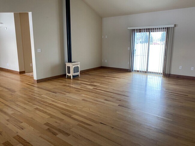 Building Photo - PET FRIENDLY 3 BEDROOM, 2 BATHROOM, SINGLE...