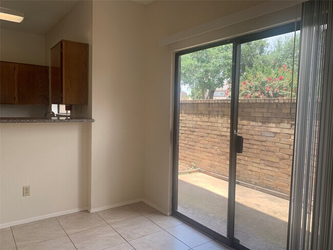 Foto del edificio - 2710 Grants Lake Blvd