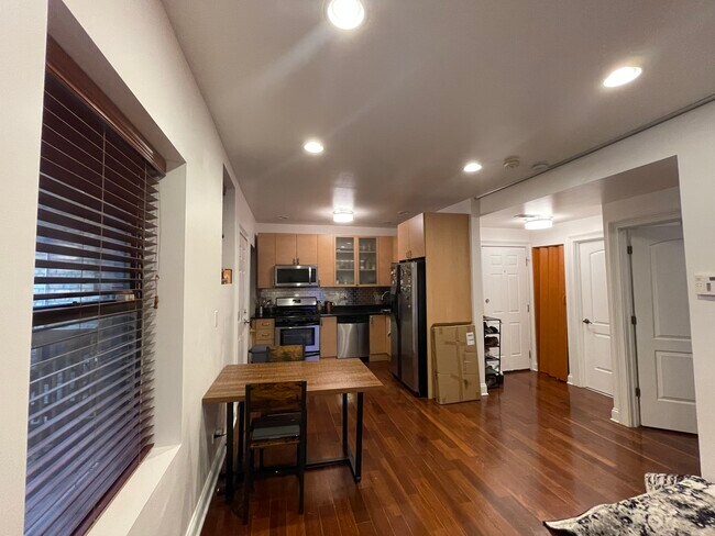 Kitchen - 7206 N Wolcott Ave