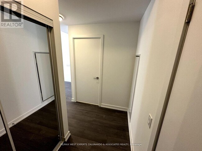 Building Photo - 8 Olympic Gdn Dr