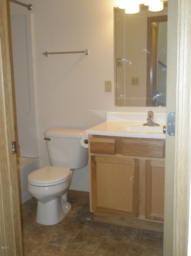 Típico de baño - 427-431 2nd Ave W