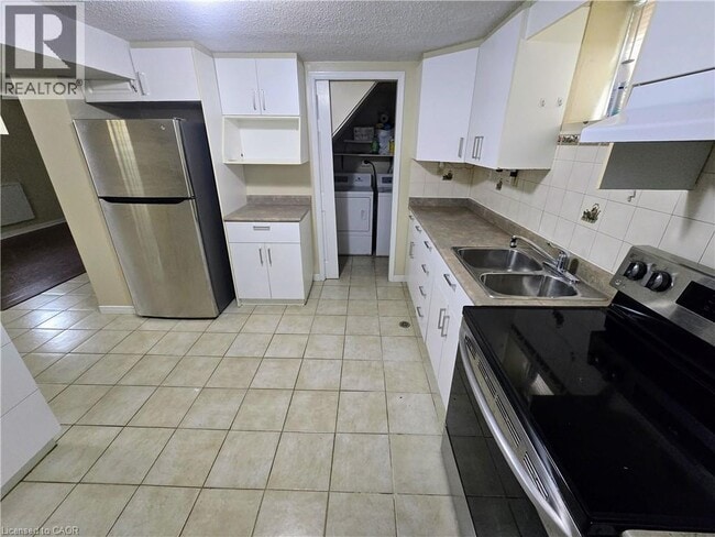 Building Photo - 89 Elgin St N