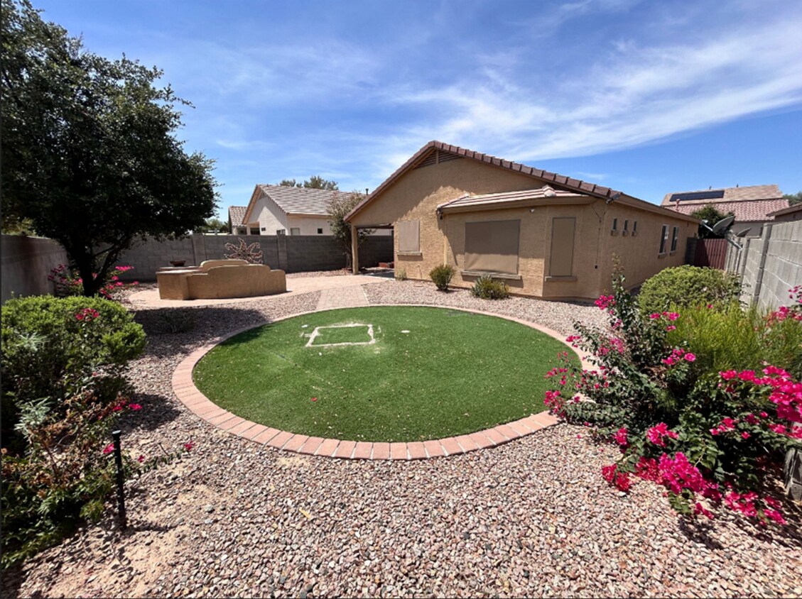 Building Photo - 4 bed with sleek backyard!