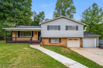 Building Photo - 724 Country View Dr NE