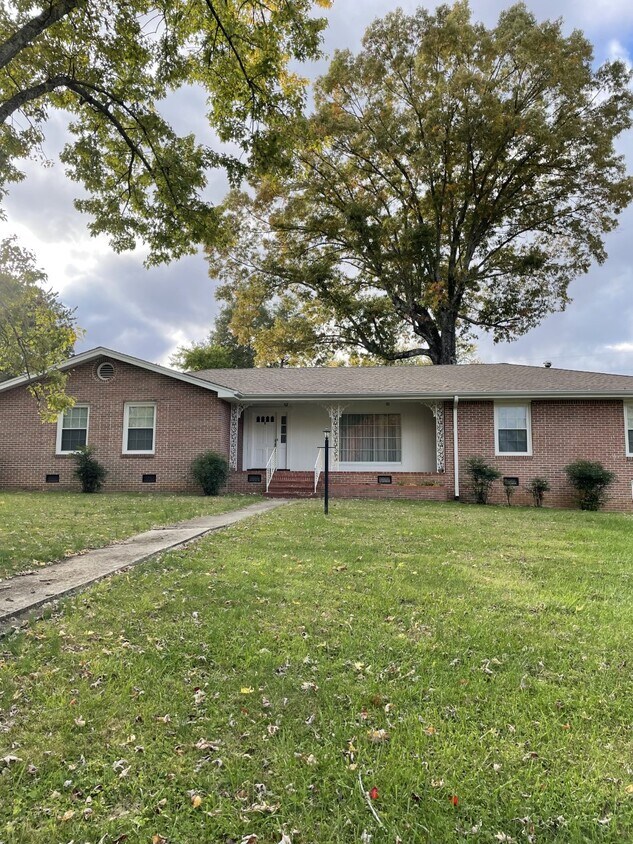 Primary Photo - 1030 N Maple Ave