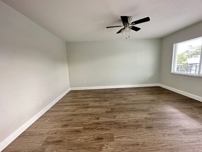 Building Photo - 2 Bedroom 1 Bathroom Available with WD!