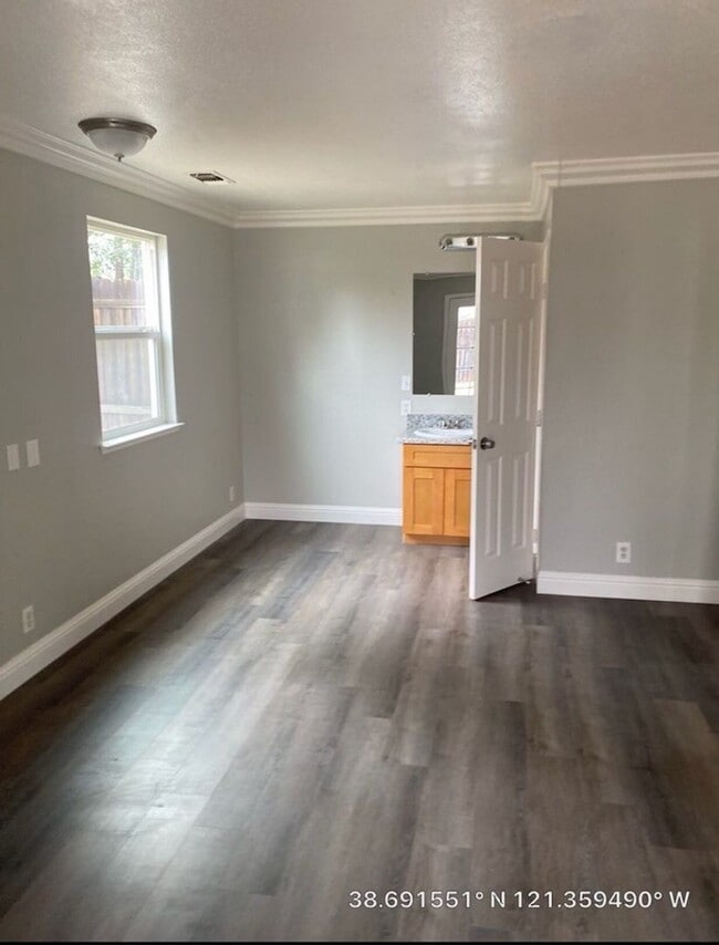 Building Photo - 4 Bed/3 Bath w/Loft.  HURRY won't Last Lon...