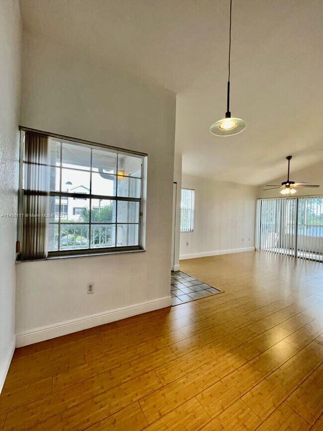 Building Photo - 2831 N Oakland Forest Dr