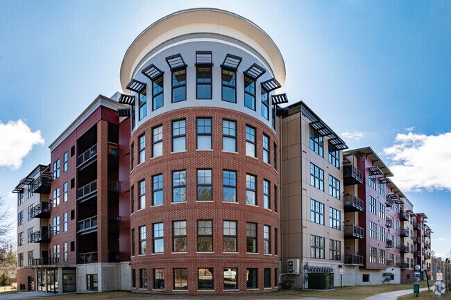 Vista alternativa del edificio - Kingsley Condominiums