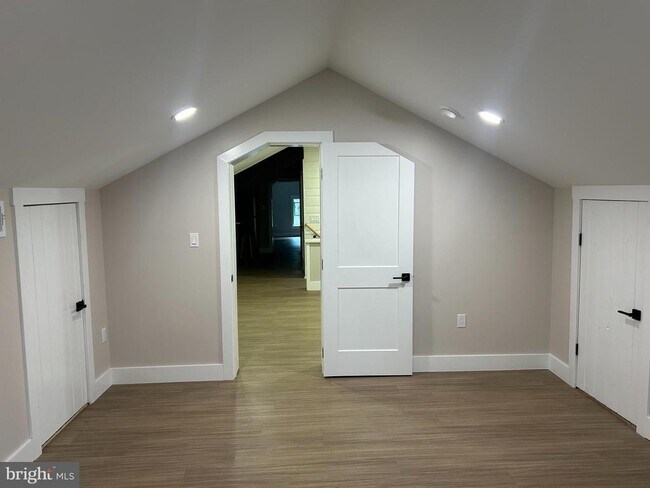 Building Photo - 71 Dreamland Park Dr