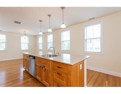 Building Photo - 165 Main St