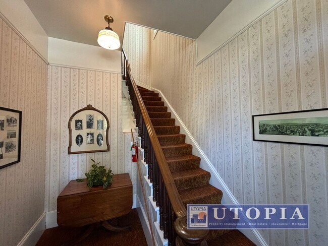 Foto del edificio - Charming and Sunny One Bedroom Apartment in a Downtown Santa Cruz Victorian with Lots of Natural ...