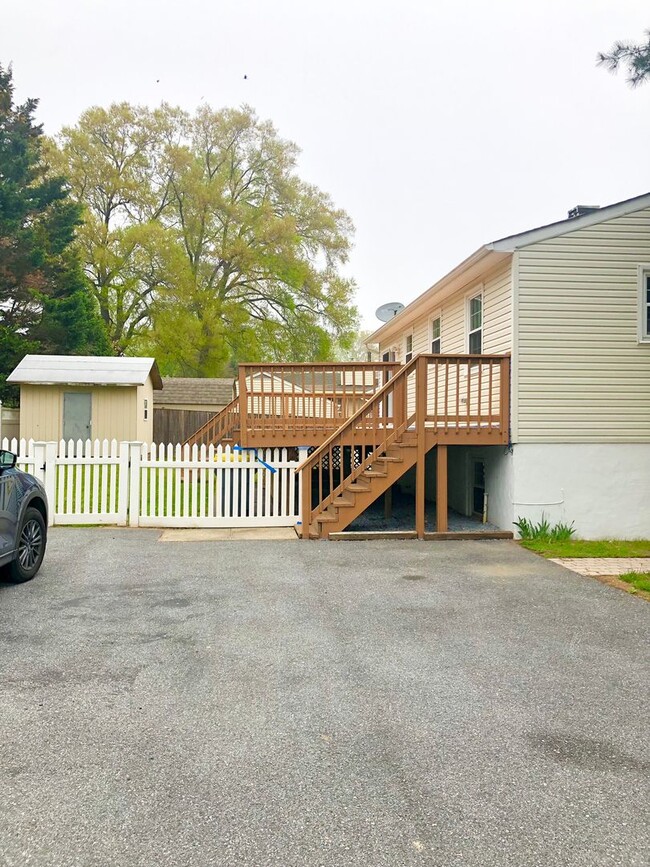 Building Photo - Spacious 4 Bedroom Single Family Home in S...