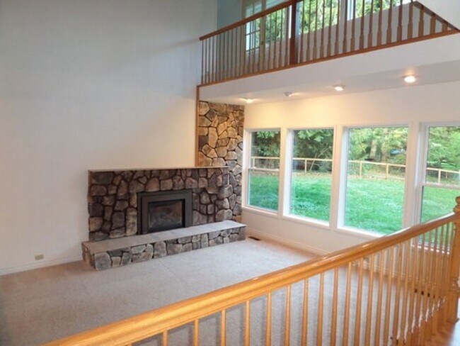 Foto del edificio - GREAT NEW PRICE! Gorgeous 6-Bedroom Home on 5 Acres with Tons of Privacy in Issaquah!!