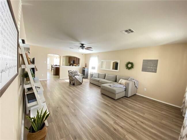 Building Photo - 200 Kingfisher Ln