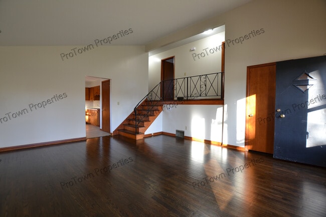 Building Photo - 2205 Tamarack Dr