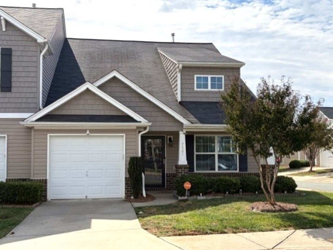Foto principal - ~~ Luxurious End Unit 3-bedroom Townhome ~~