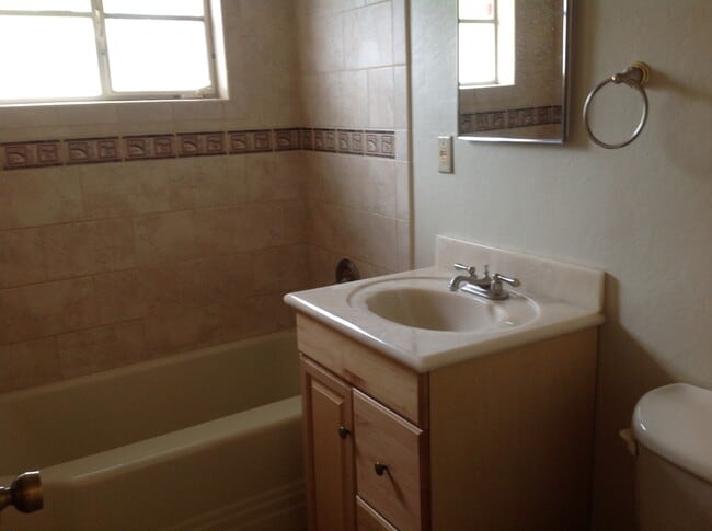 Building Photo - Charming Townhome near UA
