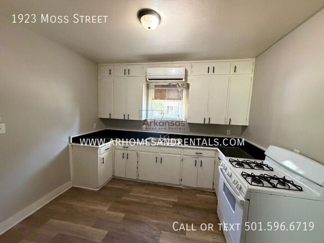 Building Photo - 1923 Moss St