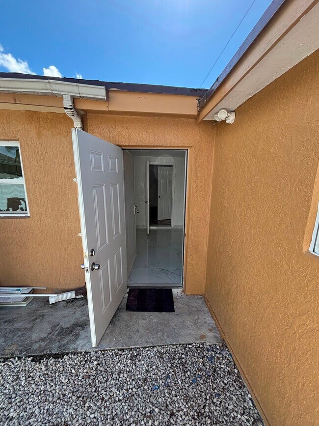 Foto del edificio - 1250 NW 192nd Terrace